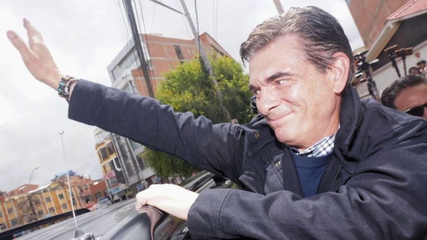 Paz pide “no empañar la grandeza” de El Alto tras toma de billetes en tragedia aérea