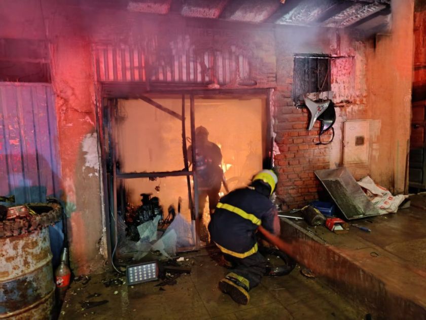 Incendio deja taller calcinado y tres heridos