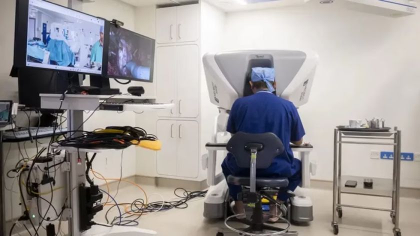 Cirujano dirige un robot y realiza una operación a 2.400 km de distancia