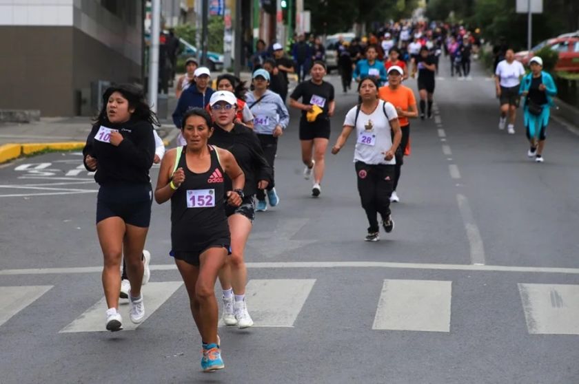 Bolivianas conmemoran el Día Internacional de la Mujer con una carrera contra la violencia
