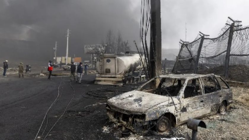 'Llueve' gasolina en Teherán tras arrasar Israel instalaciones petroleras de Irán