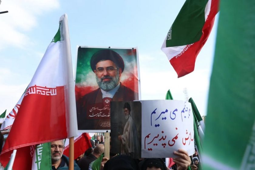 Miles de iraníes salen a la calles para declarar su lealtad a Mojtaba Jameneí