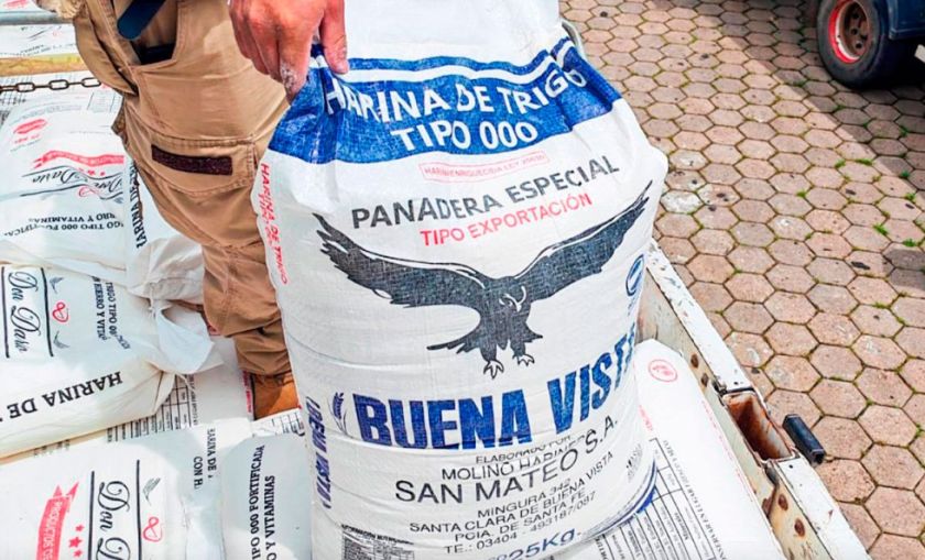 Aduana decomisa harina de contrabando en un camión en Santa Cruz