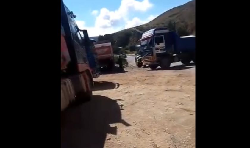 Reportan bloqueo en el Cruce Chaquí, en la carretera a Sucre