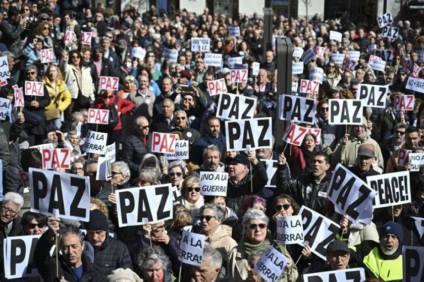 Miles de personas piden en España ‘parar la guerra’ junto a personalidades del mundo de la cultura