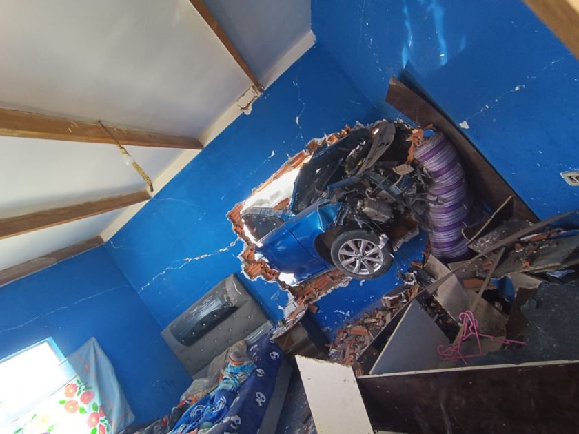 Vehículo se estrella contra una vivienda y perfora el muro en la zona Santa Fe