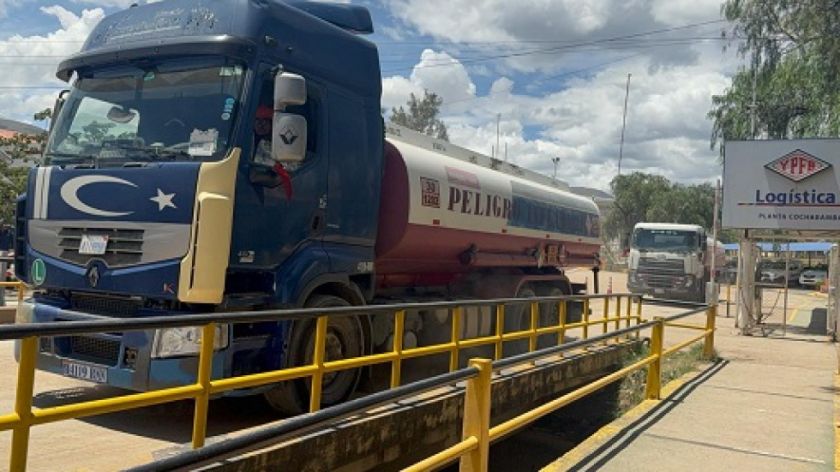 YPFB programa despacho de 1,6 millones de litros de gasolina en Cochabamba