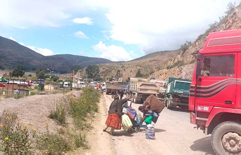 Cinco días de bloqueo en  la ruta Potosí–Sucre por  disputa de adenda vial