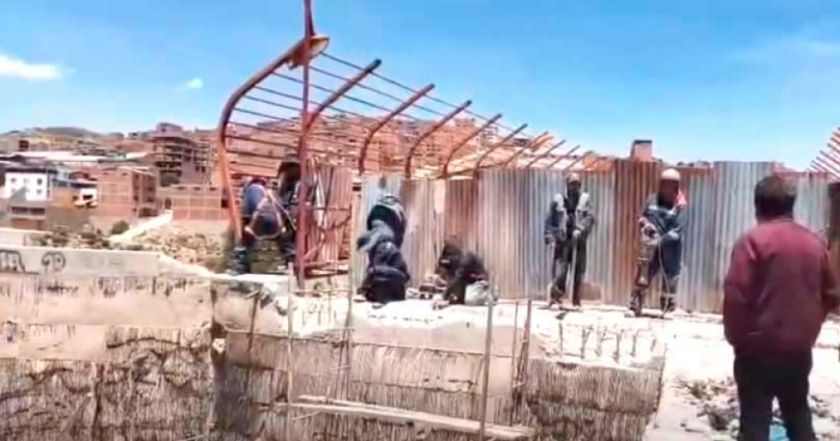 La Alcaldía inicia la demolición del estribo del puente Nazaret 