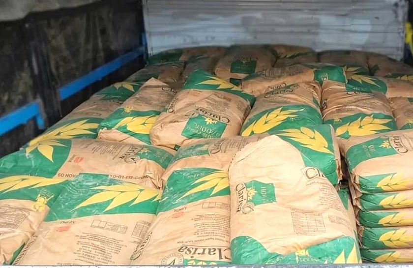 Contrabandistas atacan y tratan de recobrar harina