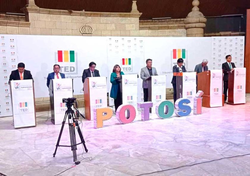 Foro: Candidatos destacan necesidad de cambios para superar la crisis edil