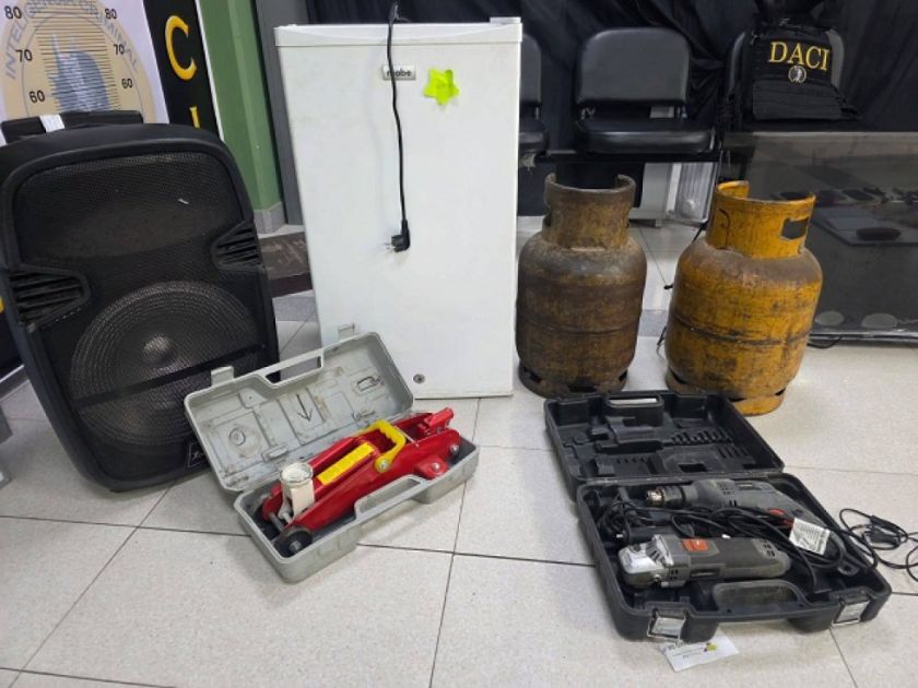 FELCC detiene a dos ladrones en serie de tiendas