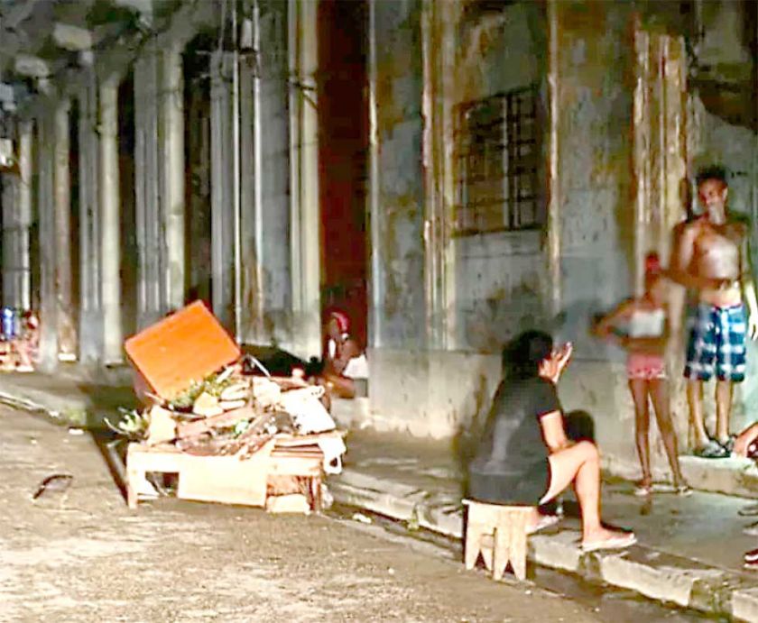 Colapsada, la dictadura cubana pende de un hilo