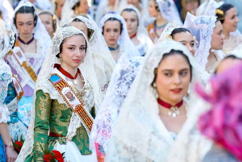 España: comienza ofrenda de flores de las Fallas de València