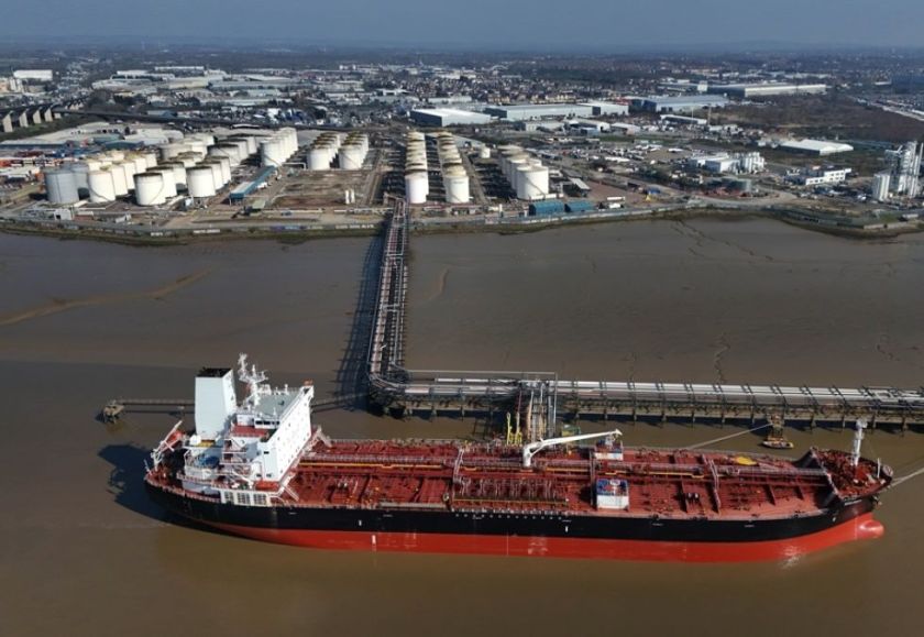 Estados Unidos autoriza temporalmente la venta de petróleo iraní varado en el mar