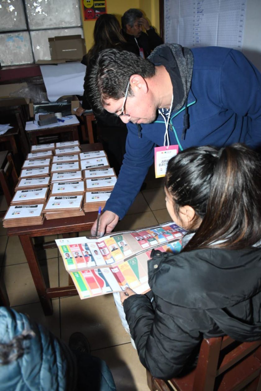 Comienzan a cerrar las mesas de votación en las elecciones subnacionales  