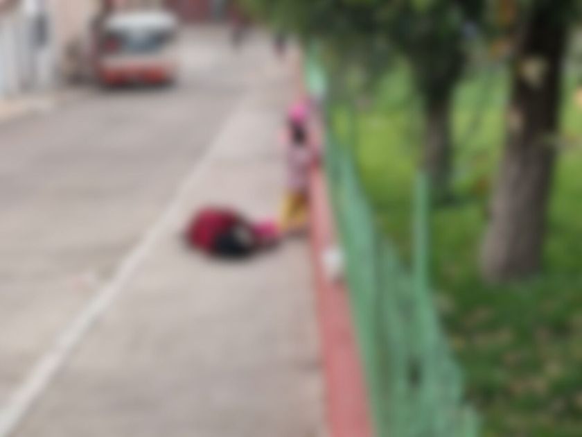 Arrestan a padre tras abandonar a sus hijas en una plaza
