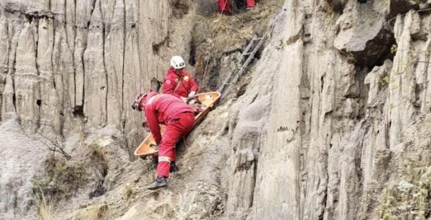 Bomberos rescatan a una persona que cayó por un cañadón de 10 metros en La Paz