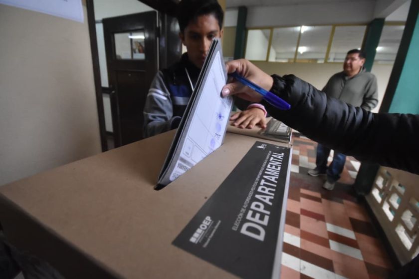 Arrestan a adulto mayor por romper ánfora en recinto electoral de Cochabamba
