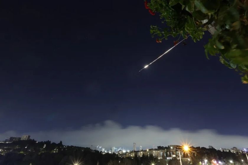 Israel activa su sistema de defensa ante una nueva oleada desde Irán y responde con ataques a Teherán