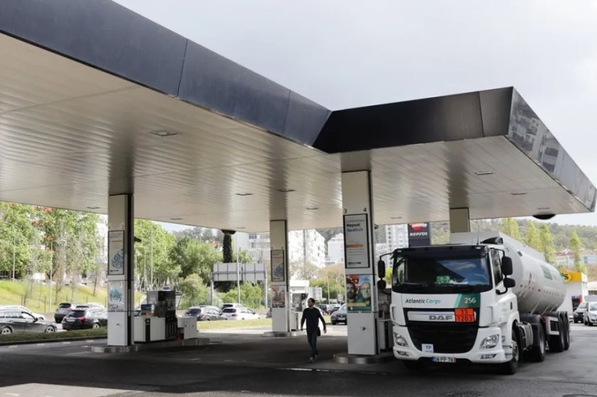 China aplica regulación temporal de precios de gasolina y diésel ante subida del petróleo