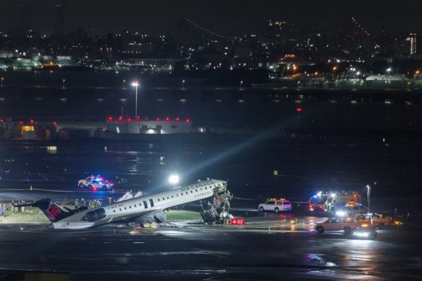 Colisión entre un avión y un camión de bomberos en aeropuerto deja dos muertos