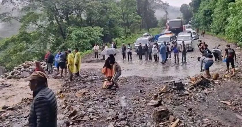 Una mazamorra obstruye la ruta nueva Cochabamba - Santa Cruz