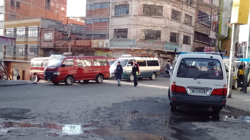 Los choferes paralizan La Paz y El Alto por el conflicto del combustible