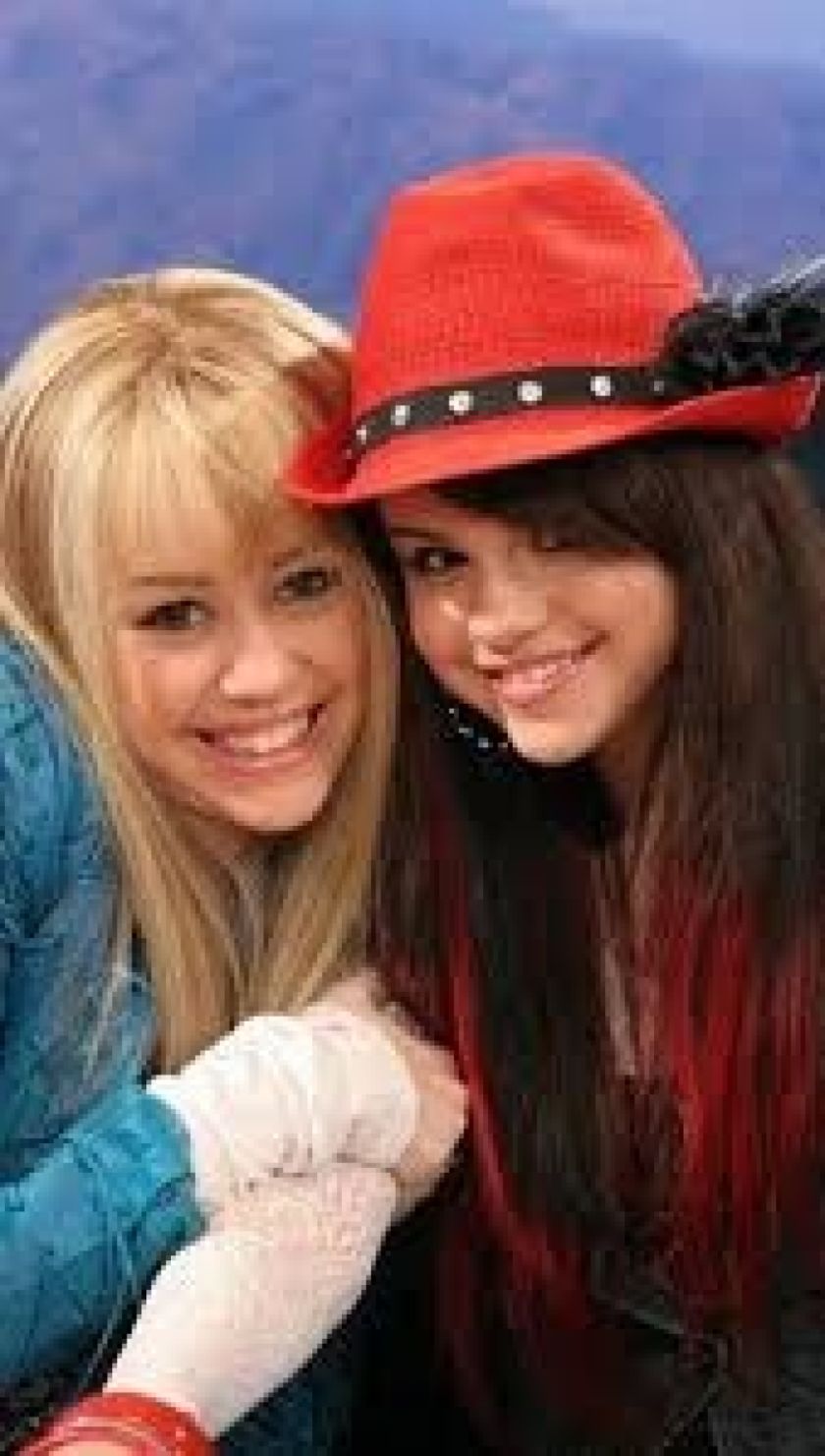 Selena Gomez y Miley Cyrus se reencuentran durante el especial de ‘Hannah Montana’