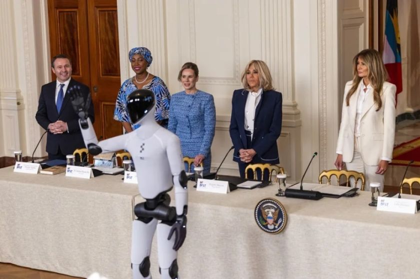 Melania Trump aparece con un robot humanoide en la cumbre  ‘Fostering the Future Together’