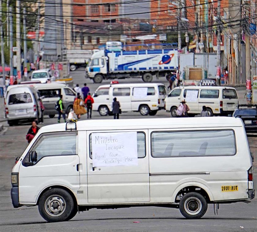 El transporte paceño inicia paro indefinido por calidad de gasolina