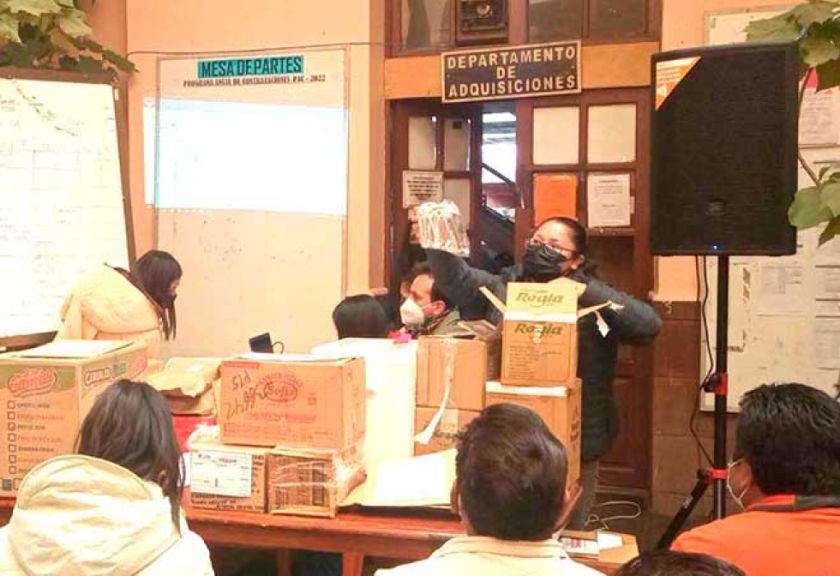 Padres de familia se movilizan por la falta de entrega del desayuno escolar