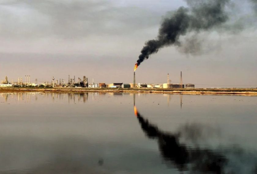 El petróleo sube un 55 % tras el primer mes de la guerra en Oriente Medio