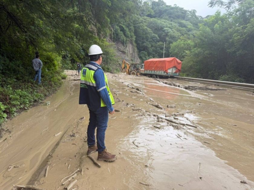 Fallece un pasajero tras impacto de una piedra a bus en la ruta a los Valles cruceños