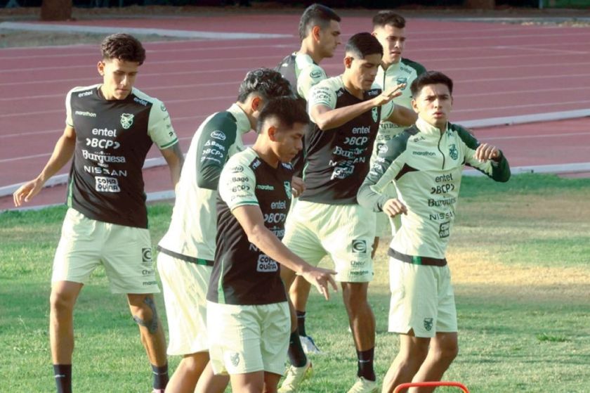 Bolivia trabaja con equipo completo de cara al duelo crucial con Irak