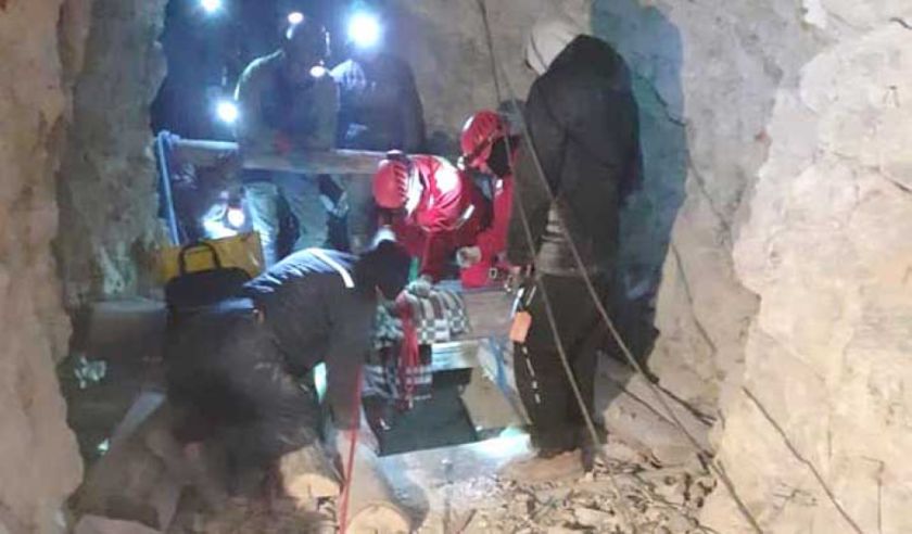 Bomberos arriesgan sus vidas para recuperar cuerpos de minas de Potosí