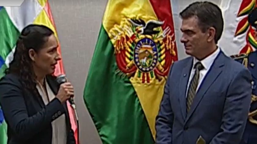Rodrigo Paz posesiona a Claudia Cronenbold como presidenta de YPFB