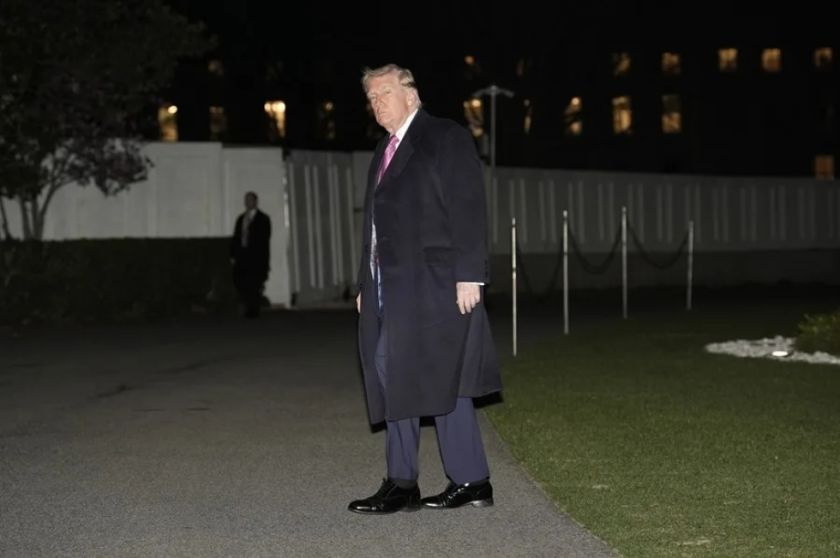 Trump dice que EEUU está en conversaciones  con Irán, pero reitera sus amenazas