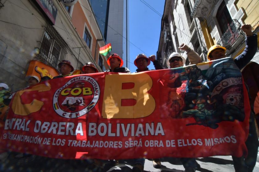 La COB marcha en La Paz y entrega su pliego petitorio al Gobierno