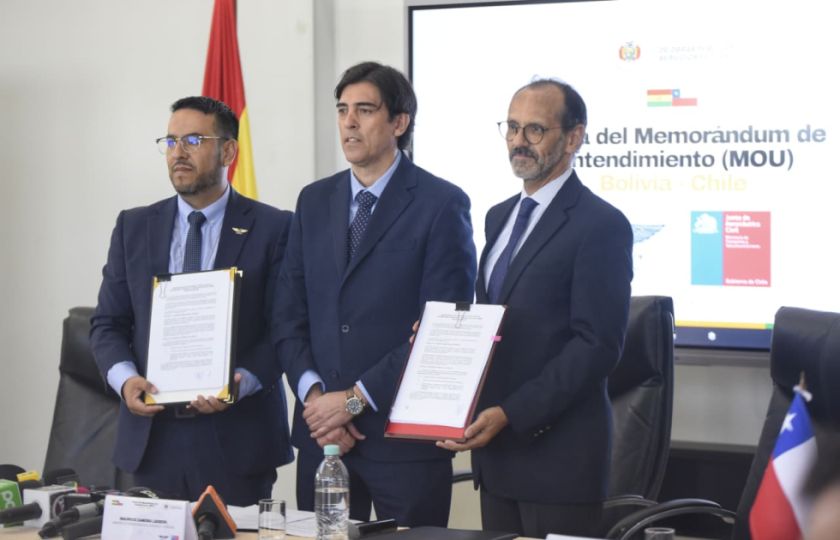 Bolivia y Chile firman memorándum para avanzar en la política de cielos abiertos