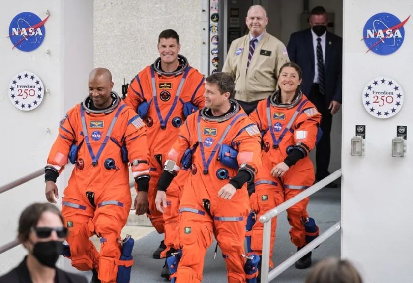 Los astronautas de Artemis II llegan a la plataforma de lanzamiento en Florida