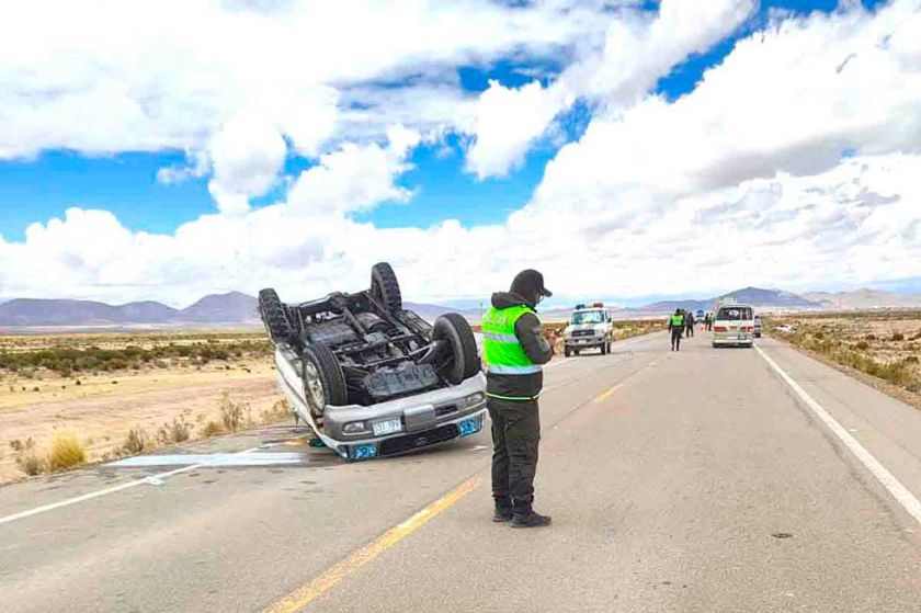 Una turista fallecida y seis heridos en vuelco