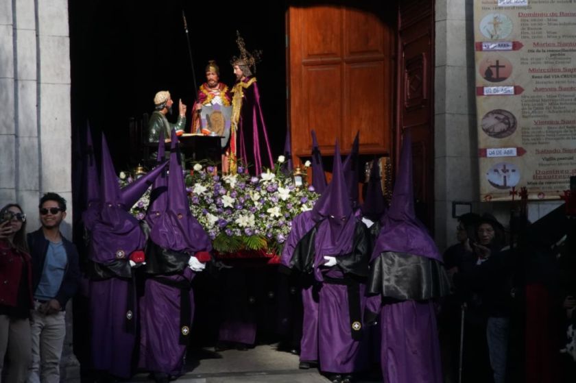 Entre fe, oración y esperanza, La Paz vive la procesión del Santo Sepulcro