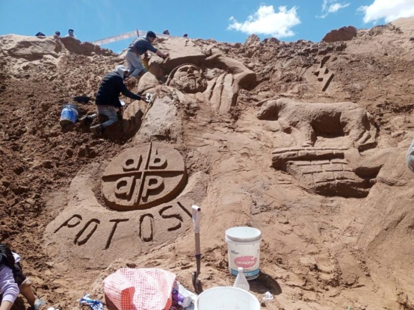 Oruro: Más de 150 artistas bolivianos y extranjeros exponen pasajes de la biblia en la arena