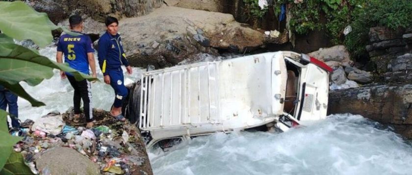 La Paz: Minibús cae en un río y bebe es arrastrado por la corriente