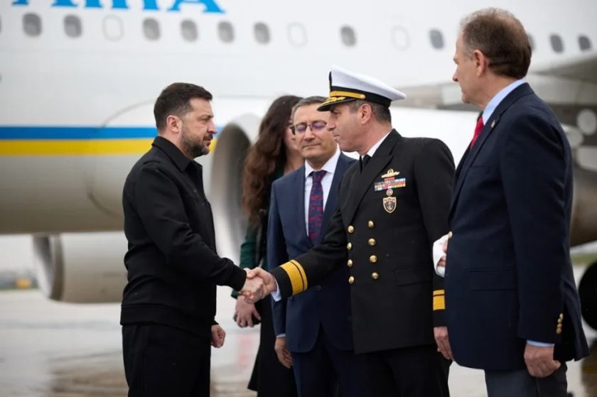 Presidente turco resalta a Zelenski la importancia de respetar la navegación en el mar Negro