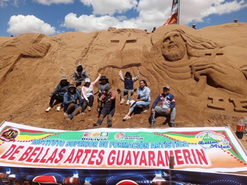 Oruro: Más de 150 artistas bolivianos y extranjeros exponen pasajes de la biblia en la arena