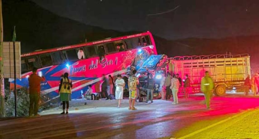 Reportan colisión frontal  en carretera Sucre-Potosí
