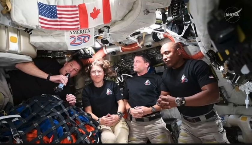 Astronautas de Artemis II relatan a Trump su paso por el lado oscuro de la Luna