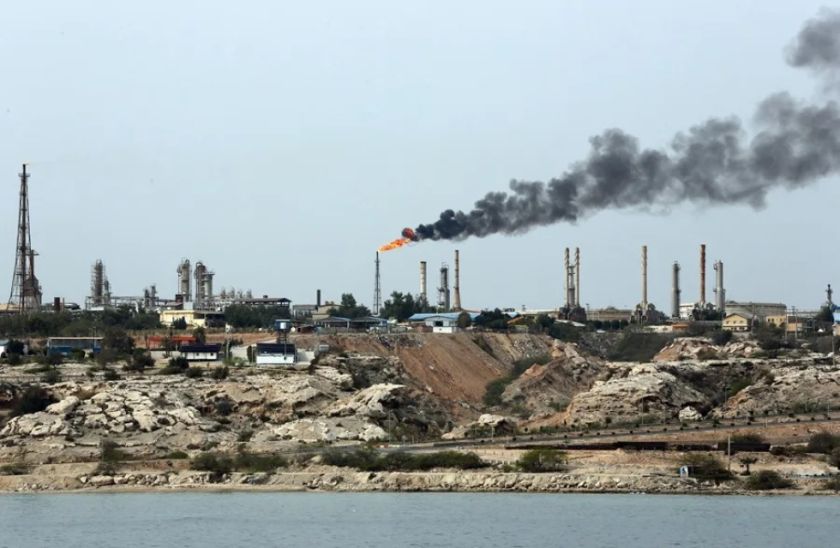 Reportan nuevos ataques de Israel y EEUU contra la principal terminal petrolera de Irán